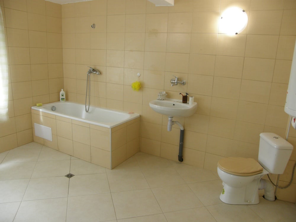 6-Signs-Your-Bathroom-Needs-To-Be-Updated